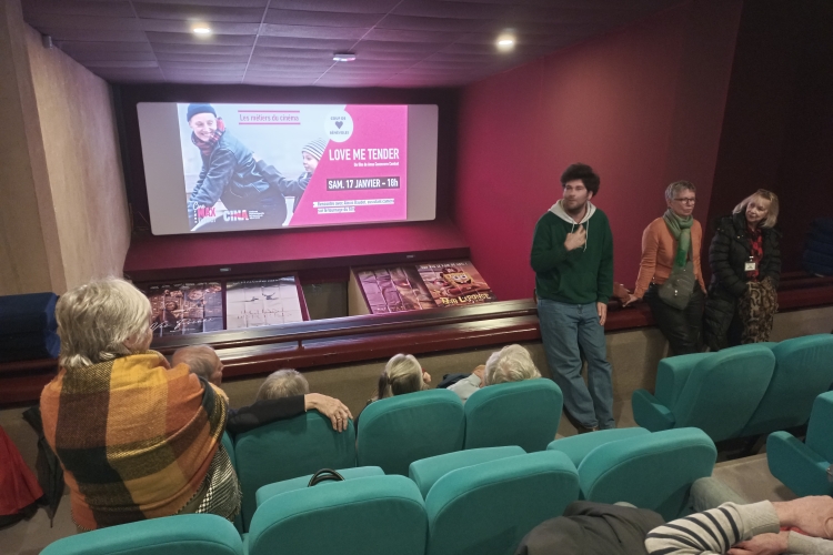 Tournée de la réalisatrice et du 2nd assistant caméra – 𝙇𝙤𝙫𝙚 𝙈𝙚 𝙏𝙚𝙣𝙙𝙚𝙧