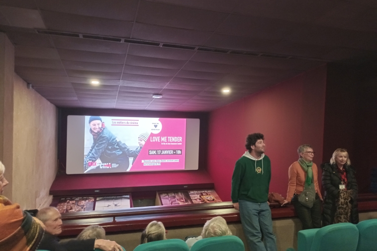 Tournée de la réalisatrice et du 2nd assistant caméra – 𝙇𝙤𝙫𝙚 𝙈𝙚 𝙏𝙚𝙣𝙙𝙚𝙧