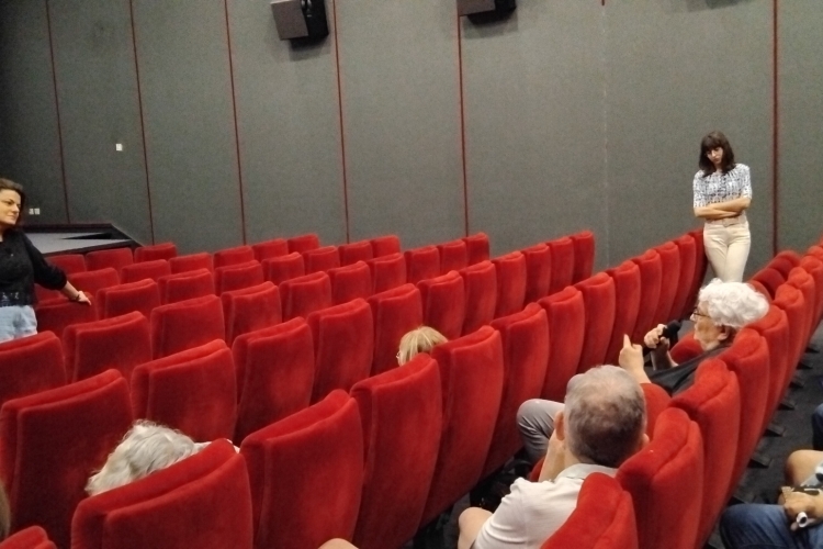 Avant-Premières et tournée de la réalisatrice – 𝙇&rsquo;𝙀𝙩𝙧𝙖𝙣𝙜𝙚̀𝙧𝙚