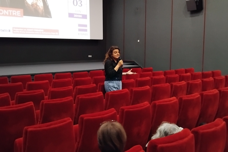 Avant-Premières et tournée de la réalisatrice – 𝙇&rsquo;𝙀𝙩𝙧𝙖𝙣𝙜𝙚̀𝙧𝙚
